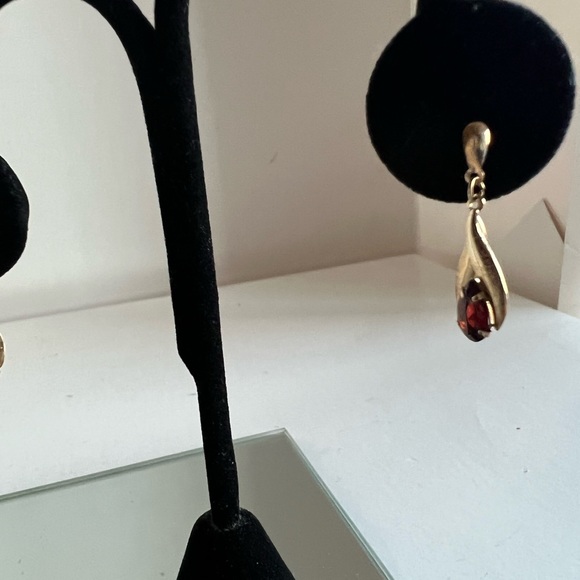 Adorable 14 karat yellow gold garnet pierced earrings - Picture 3 of 7